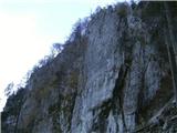 Žakeljnov bivak na Stebrasti skali Mežakle bivak ki se ga vidi vrh Stebraste Skale